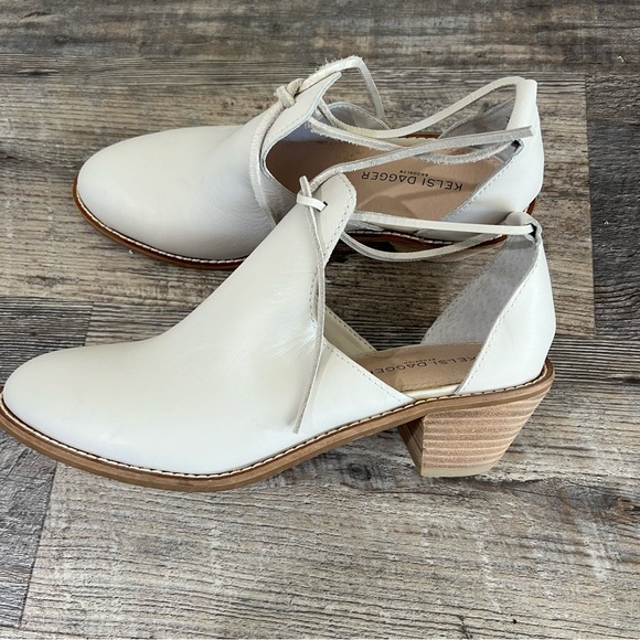 Kelsi Dagger Women's Cream Leather Loafers - Picture 10 of 11